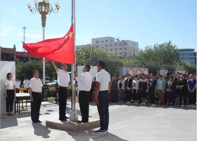 为什么他老远看见我就跑？我们认识，我暗恋过他，他应该知道。可是我们没怎么说过话，我也没表白过。游戏画面